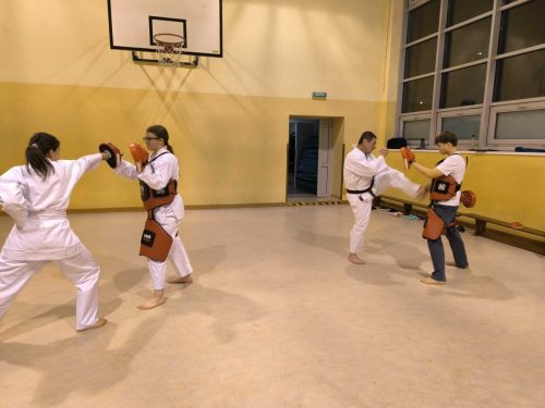 okami-elblag-trening-karate-ochraniacze-opp-mlodzi-mlodym-1.jpg