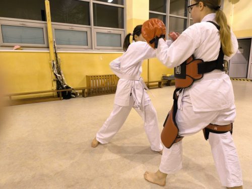 okami-elblag-trening-karate-ochraniacze-opp-mlodzi-mlodym-4.jpg